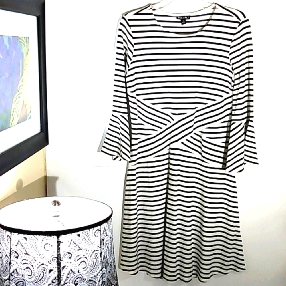 ROZ & ALI BLACK WHITE FIT & FLARE DRESS SIZE MED